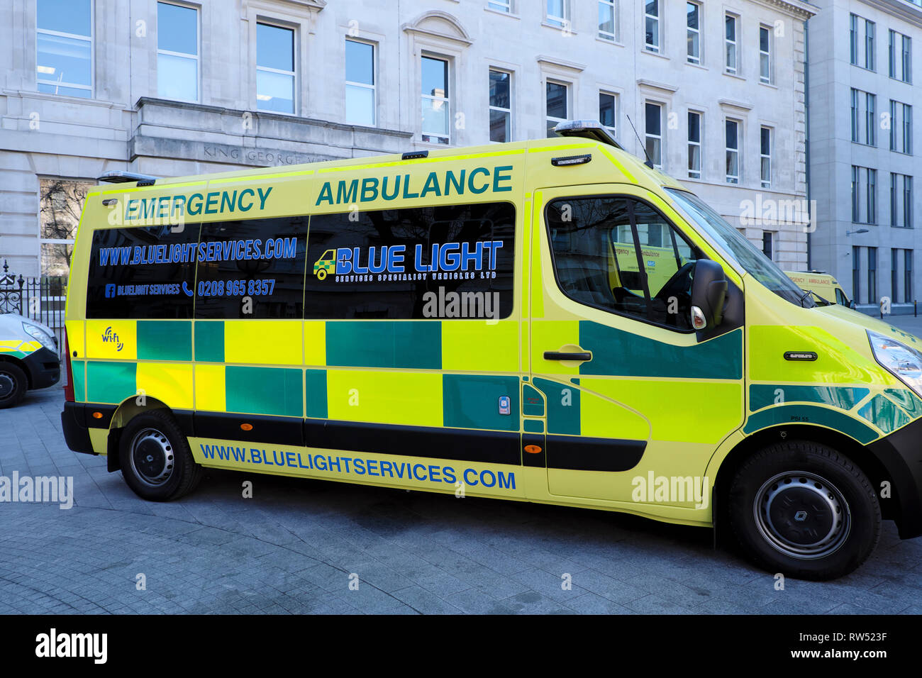 Lato sulla vista del Blue Light Services ambulanza di emergenza parcheggiata fuori dal Barts NHS Hospital nella City of London Inghilterra Regno Unito KATHY DEWITT Foto Stock