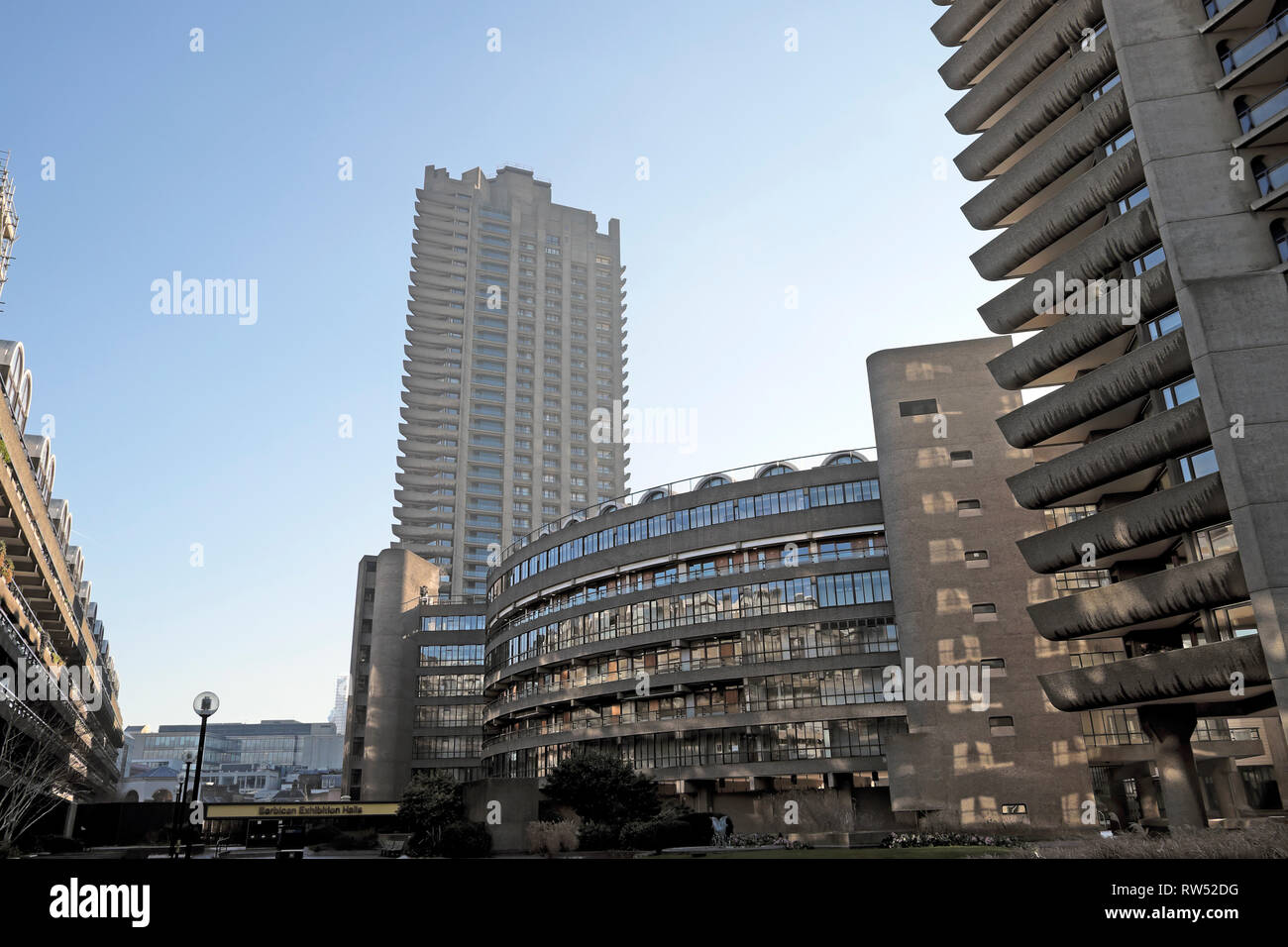 Una vista di caseggiati del Barbican Station Wagon nella città di Londra Inghilterra KATHY DEWITT Foto Stock