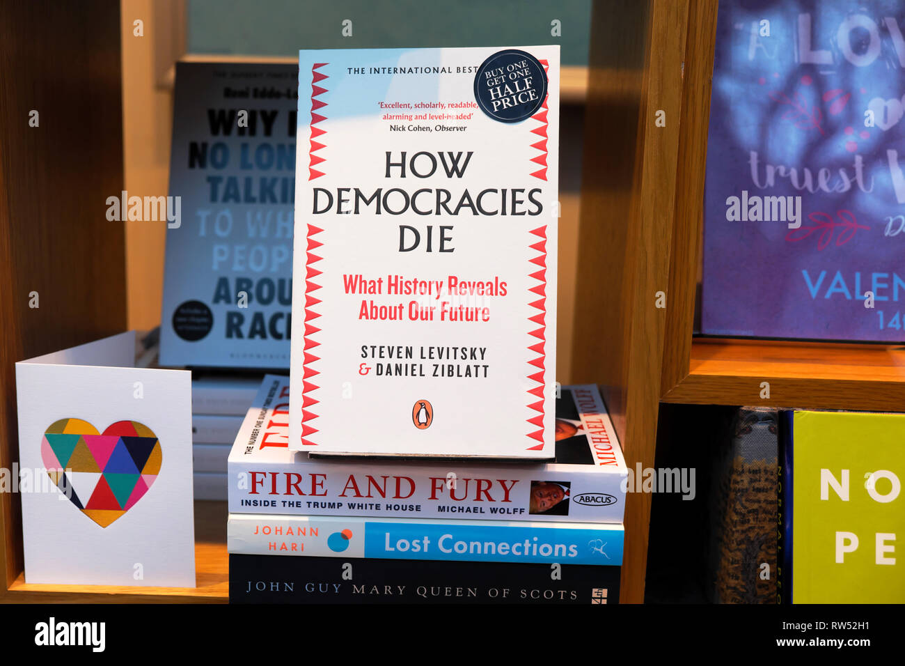 Libreria Waterstones window display con politiche di libri in vendita "democrazie come morire", "Fire e Furia - Trump White House Londra UK KATHY DEWITT Foto Stock