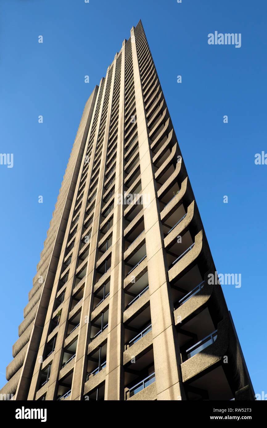 Vista verticale di Shakespeare Tower alto luogo lussuoso appartamento edificio e cielo blu del Barbican Station Wagon nella città di Londra UK KATHY DEWITT Foto Stock