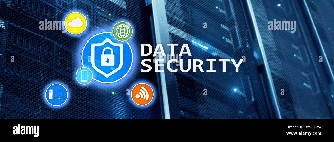 La sicurezza dei dati, cyber prevenzione della criminalità, le informazioni digitali di protezione. Bloccare le icone e la sala server sfondo. Foto Stock