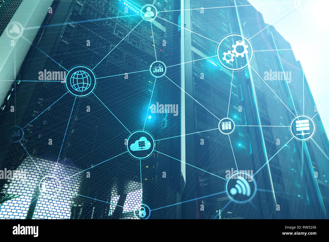 La tecnologia cloud di infrastruttura di computing e comunicazione. Concetto di Internet. Foto Stock