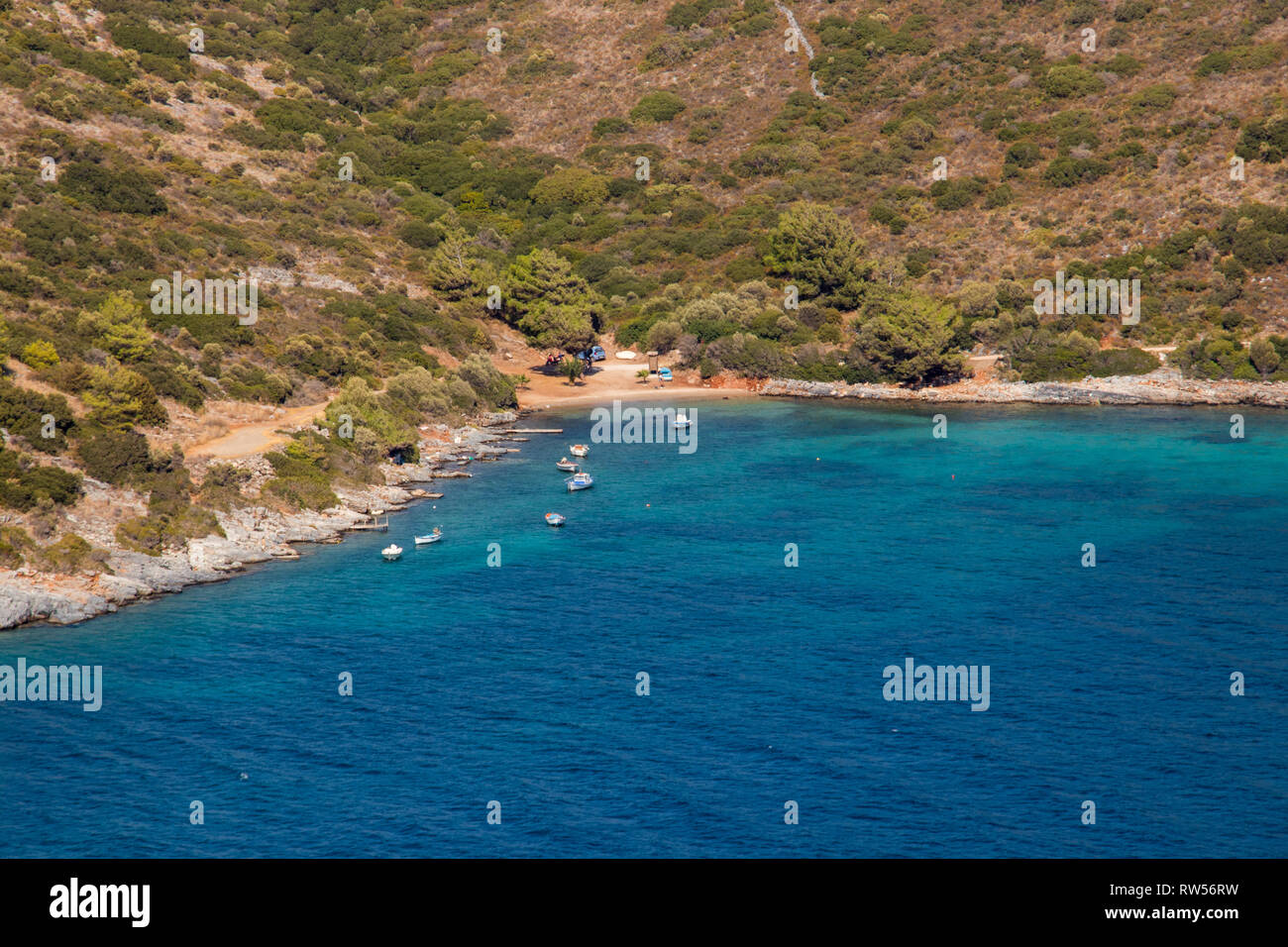 La piccola baia con le barche in isola di Samos Foto Stock