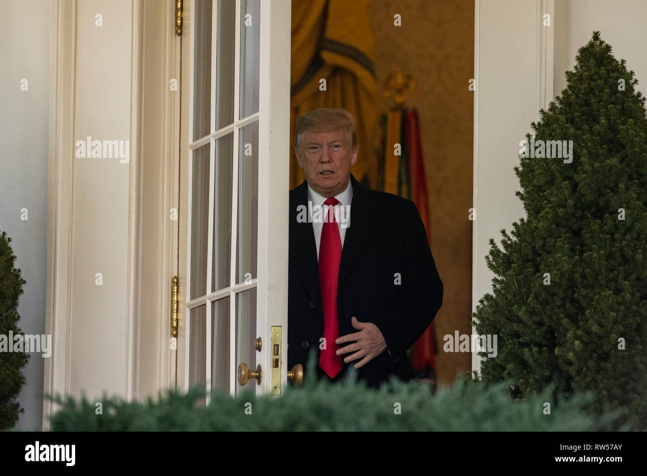 Il presidente statunitense Donald Trump esce dall'Ufficio Ovale prima di parlare di governo shutdown on gennaio 25, 2019, dal Giardino delle Rose della Casa Bianca di Washington, DC. Foto Stock