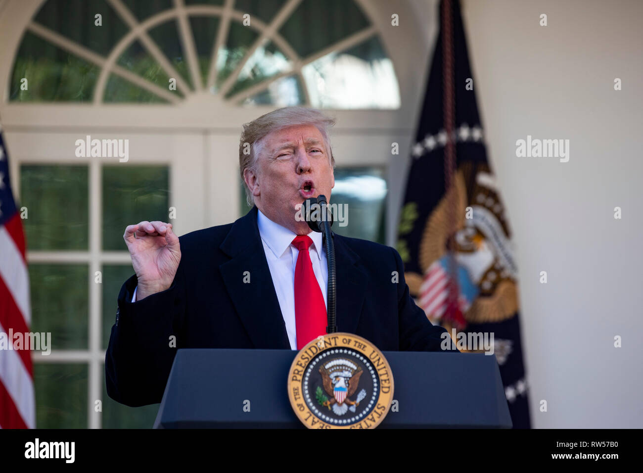 Il presidente statunitense Donald Trump parla di governo shutdown on gennaio 25, 2019, dal Giardino delle Rose della Casa Bianca di Washington, DC. Foto Stock