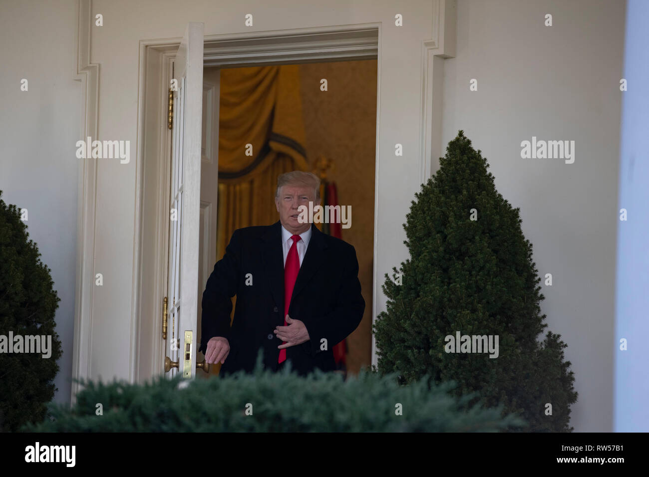 Il presidente statunitense Donald Trump esce dall'Ufficio Ovale prima di parlare di governo shutdown on gennaio 25, 2019, dal Giardino delle Rose della Casa Bianca di Washington, DC. Foto Stock