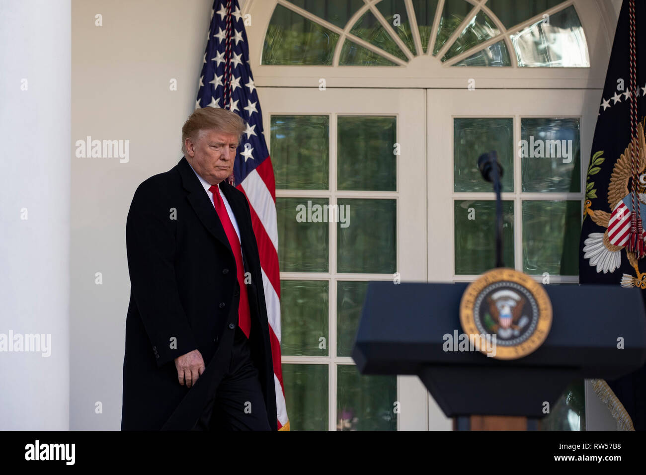 Il presidente statunitense Donald Trump esce dall'Ufficio Ovale prima di parlare di governo shutdown on gennaio 25, 2019, dal Giardino delle Rose della Casa Bianca di Washington, DC. Foto Stock