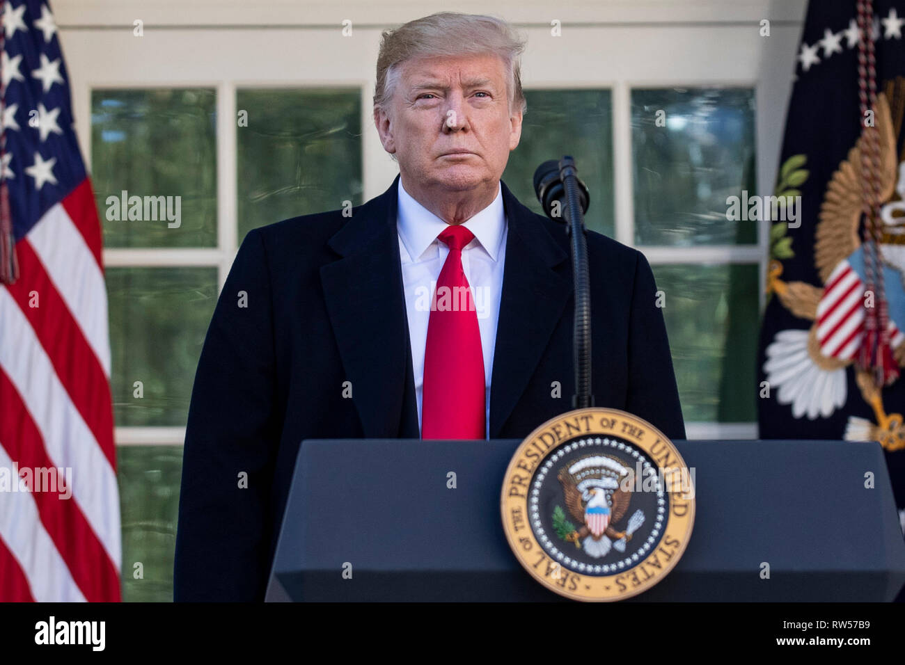 Il presidente statunitense Donald Trump esce dall'Ufficio Ovale prima di parlare di governo shutdown on gennaio 25, 2019, dal Giardino delle Rose della Casa Bianca di Washington, DC. Foto Stock