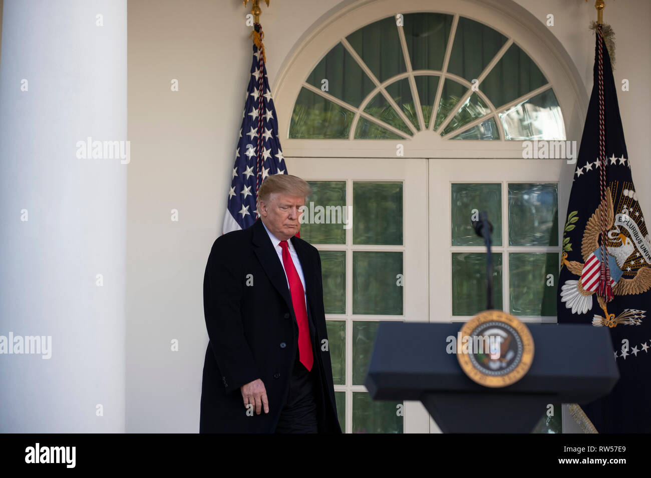 Il presidente statunitense Donald Trump esce dall'Ufficio Ovale prima di parlare di governo shutdown on gennaio 25, 2019, dal Giardino delle Rose della Casa Bianca di Washington, DC. Foto Stock