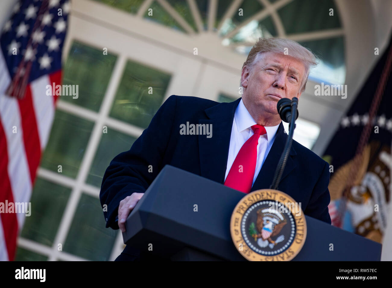 Il presidente statunitense Donald Trump parla di governo shutdown on gennaio 25, 2019, dal Giardino delle Rose della Casa Bianca di Washington, DC. Foto Stock
