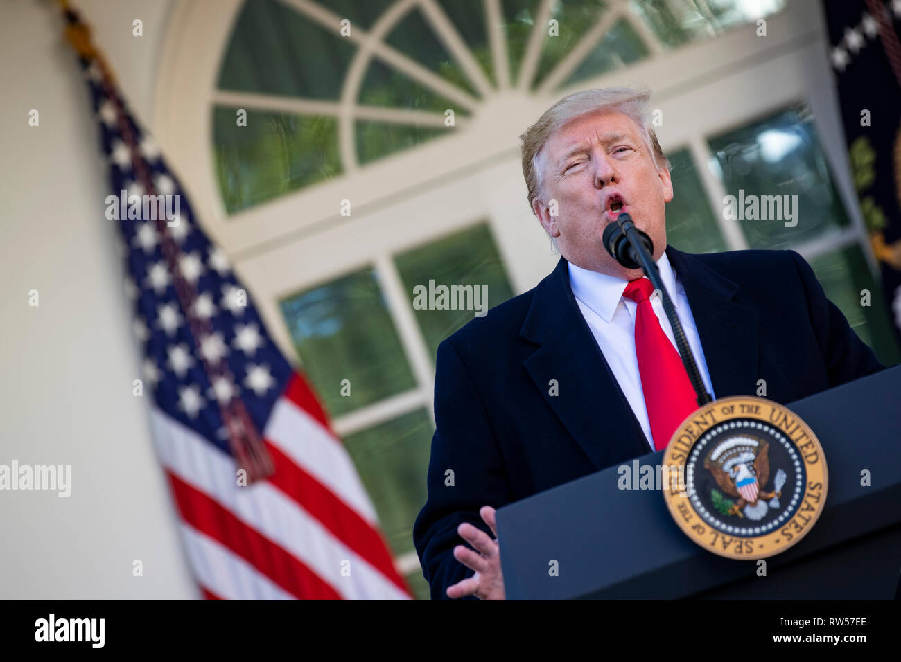 Il presidente statunitense Donald Trump parla di governo shutdown on gennaio 25, 2019, dal Giardino delle Rose della Casa Bianca di Washington, DC. Foto Stock