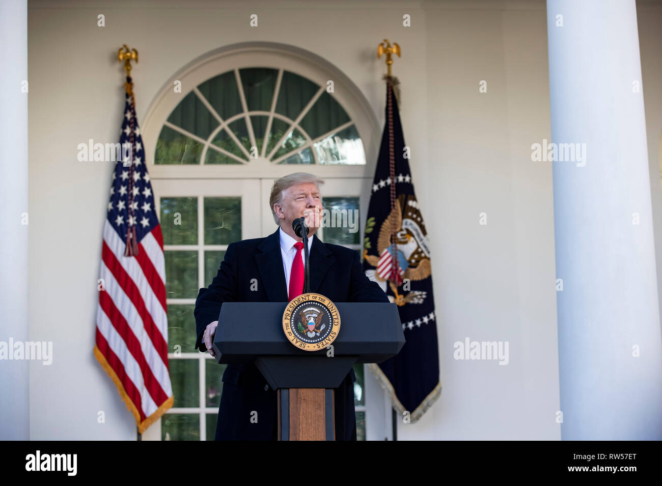 Il presidente statunitense Donald Trump parla di governo shutdown on gennaio 25, 2019, dal Giardino delle Rose della Casa Bianca di Washington, DC. Foto Stock