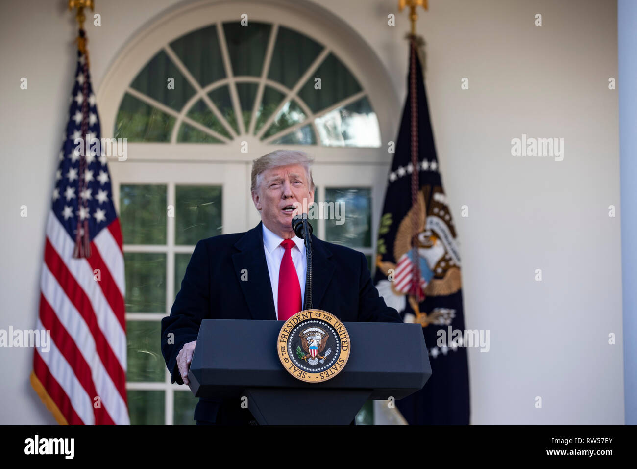 Il presidente statunitense Donald Trump parla di governo shutdown on gennaio 25, 2019, dal Giardino delle Rose della Casa Bianca di Washington, DC. Foto Stock