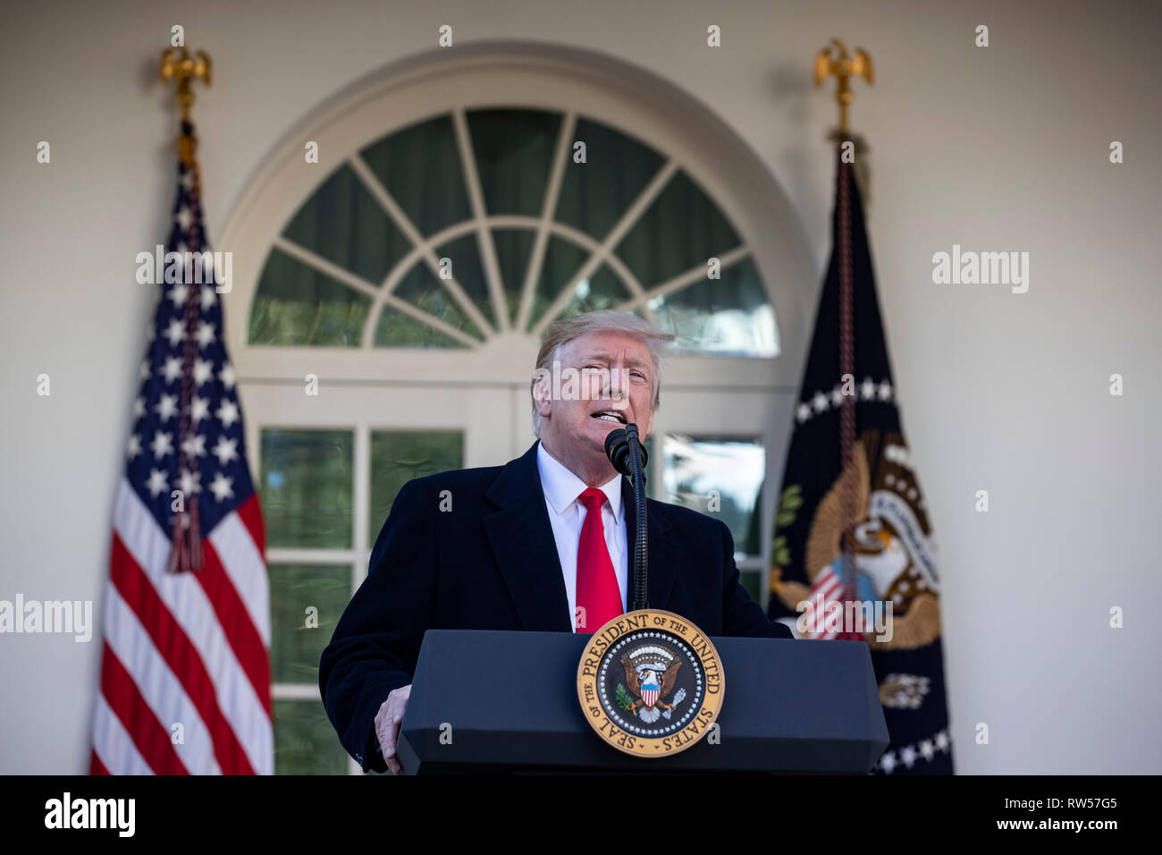 Il presidente statunitense Donald Trump parla di governo shutdown on gennaio 25, 2019, dal Giardino delle Rose della Casa Bianca di Washington, DC. Foto Stock