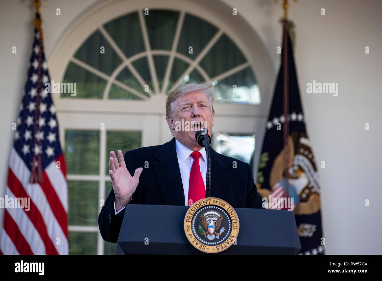 Il presidente statunitense Donald Trump parla di governo shutdown on gennaio 25, 2019, dal Giardino delle Rose della Casa Bianca di Washington, DC. Foto Stock