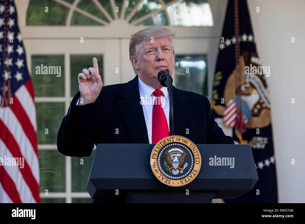 Il presidente statunitense Donald Trump parla di governo shutdown on gennaio 25, 2019, dal Giardino delle Rose della Casa Bianca di Washington, DC. Foto Stock