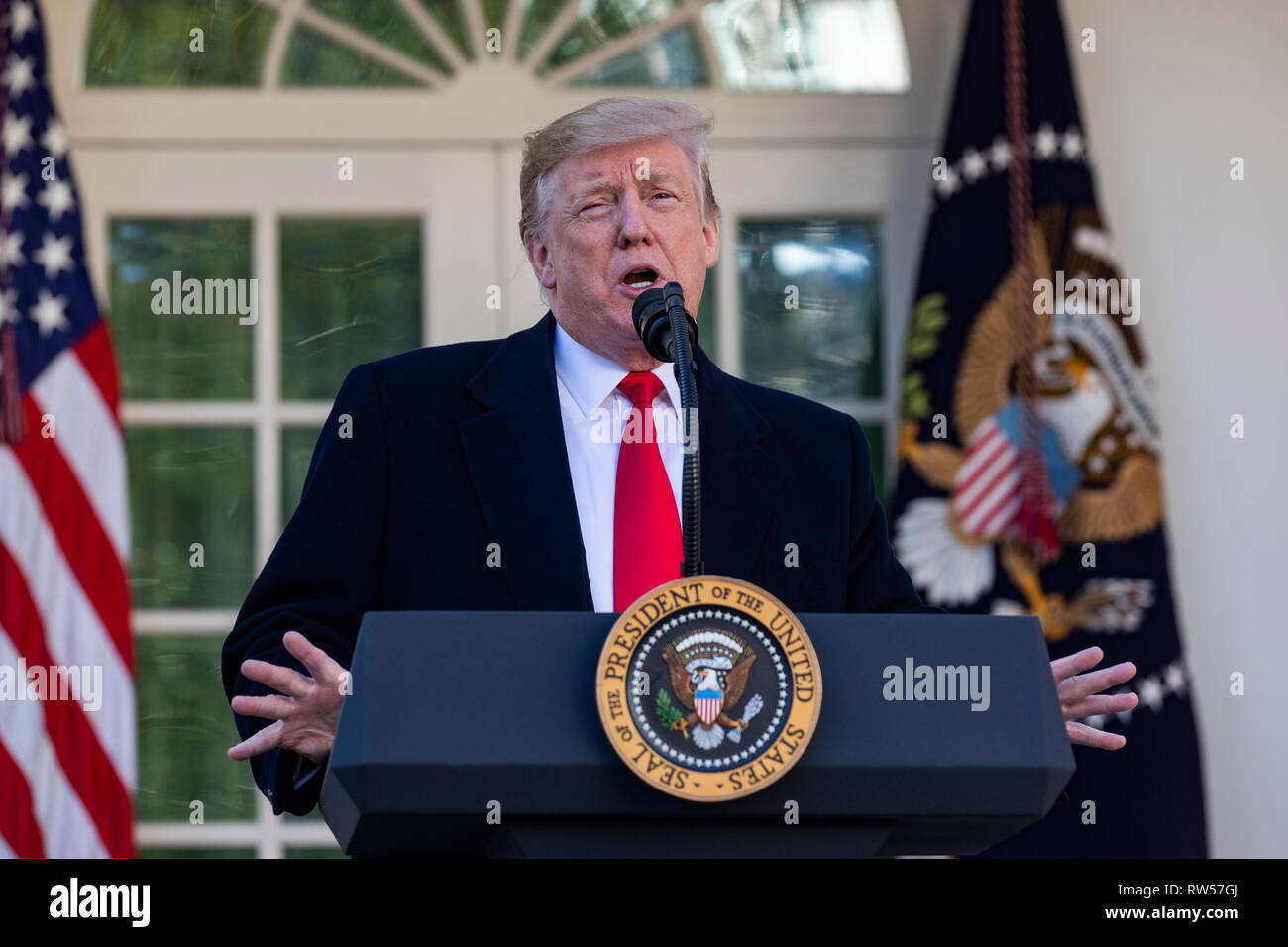 Il presidente statunitense Donald Trump parla di governo shutdown on gennaio 25, 2019, dal Giardino delle Rose della Casa Bianca di Washington, DC. Foto Stock