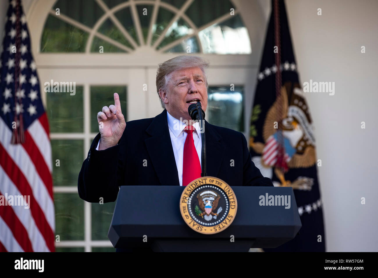 Il presidente statunitense Donald Trump parla di governo shutdown on gennaio 25, 2019, dal Giardino delle Rose della Casa Bianca di Washington, DC. Foto Stock