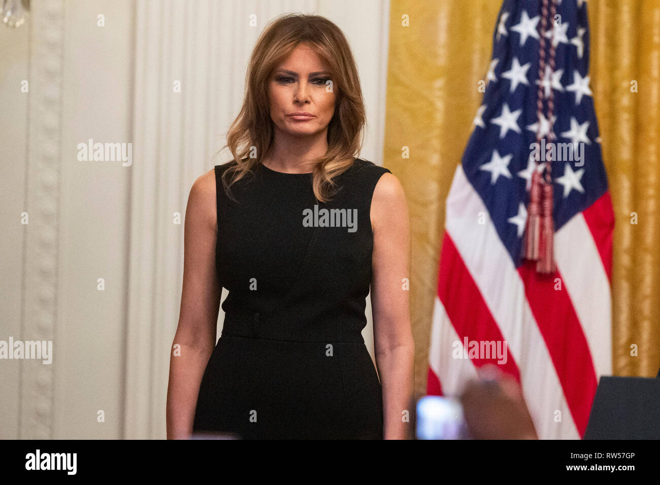 La First Lady Melania Trump guarda come Stati Uniti Presidente Donald Trump parla a un cittadino americano africano storia mese ricezione presso la Casa Bianca a Washington DC, Stati Uniti, giovedì 21 febbraio, 2019. Foto Stock