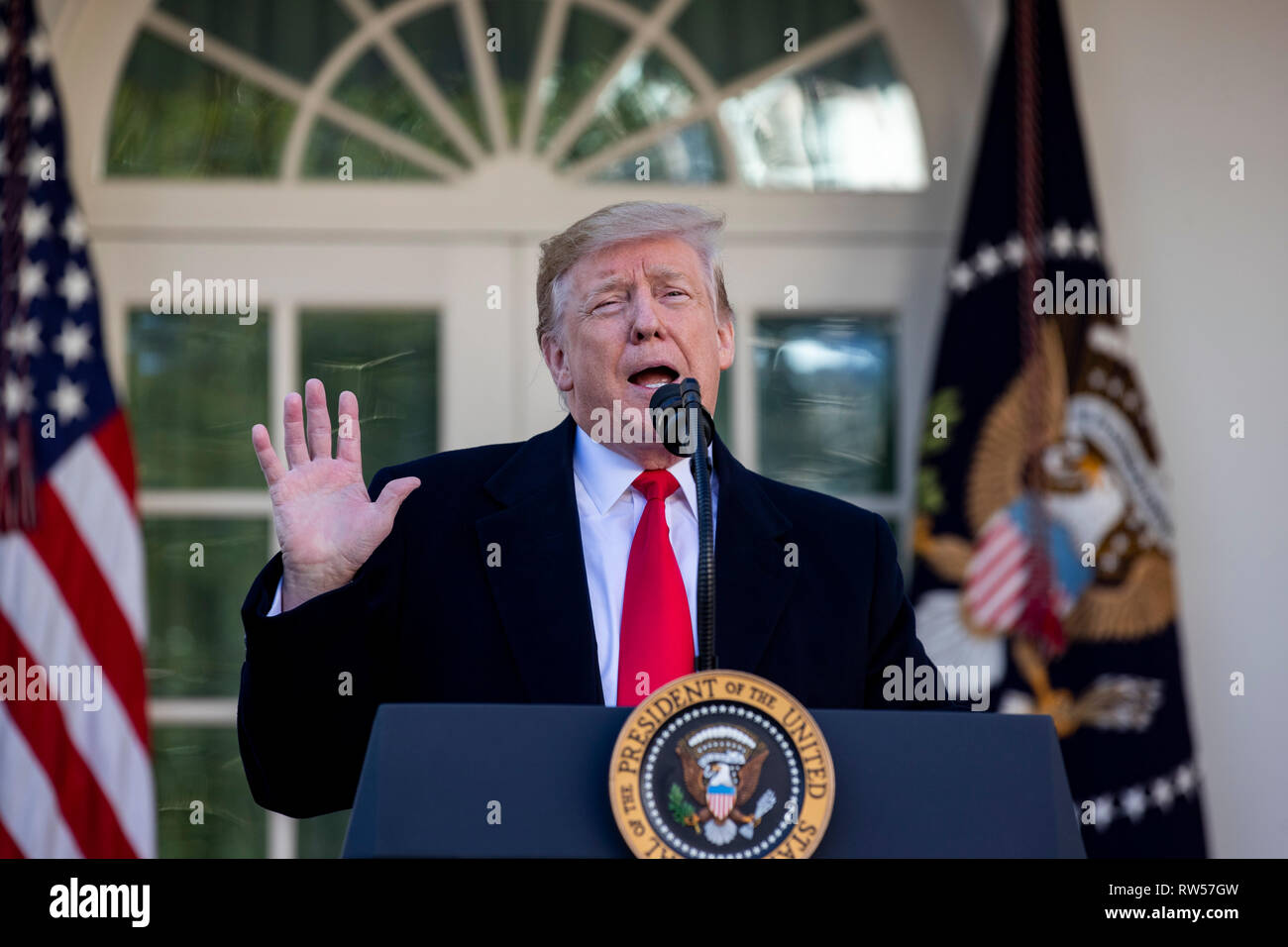 Il presidente statunitense Donald Trump parla di governo shutdown on gennaio 25, 2019, dal Giardino delle Rose della Casa Bianca di Washington, DC. Foto Stock