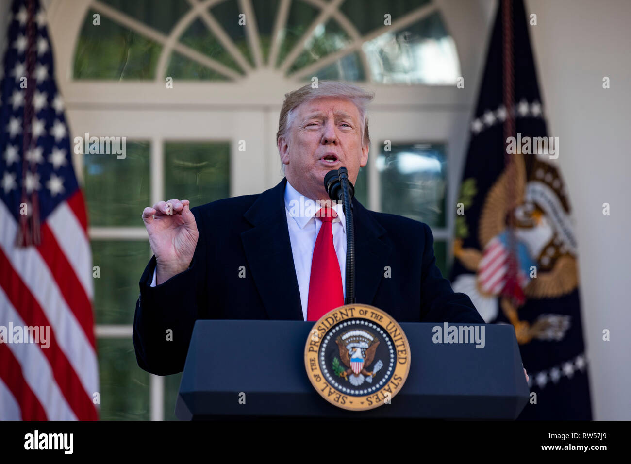 Il presidente statunitense Donald Trump parla di governo shutdown on gennaio 25, 2019, dal Giardino delle Rose della Casa Bianca di Washington, DC. Foto Stock
