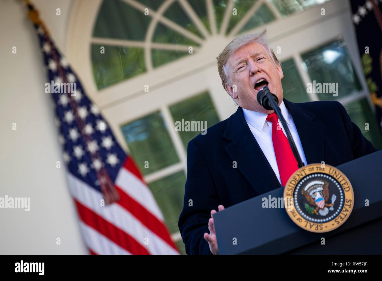 Il presidente statunitense Donald Trump parla di governo shutdown on gennaio 25, 2019, dal Giardino delle Rose della Casa Bianca di Washington, DC. Foto Stock