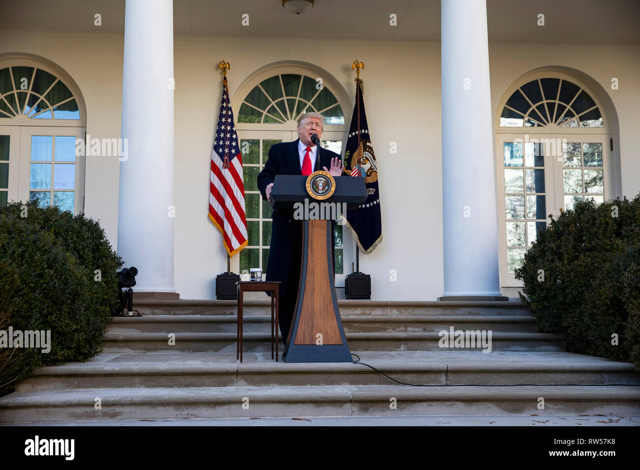 Il presidente statunitense Donald Trump parla di governo shutdown on gennaio 25, 2019, dal Giardino delle Rose della Casa Bianca di Washington, DC. Foto Stock