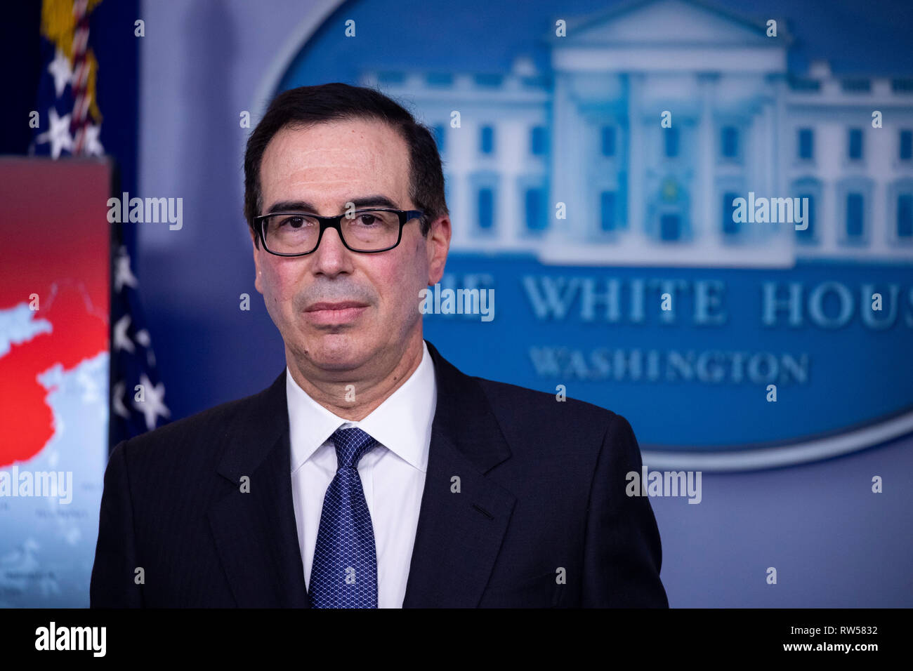 Il segretario al Tesoro Steven Mnuchin prende le domande da reporter alla Casa Bianca di Washington il 28 gennaio 2019. La Casa Bianca ha annunciato nuove sanzioni economiche contro il Venezuela. Foto Stock