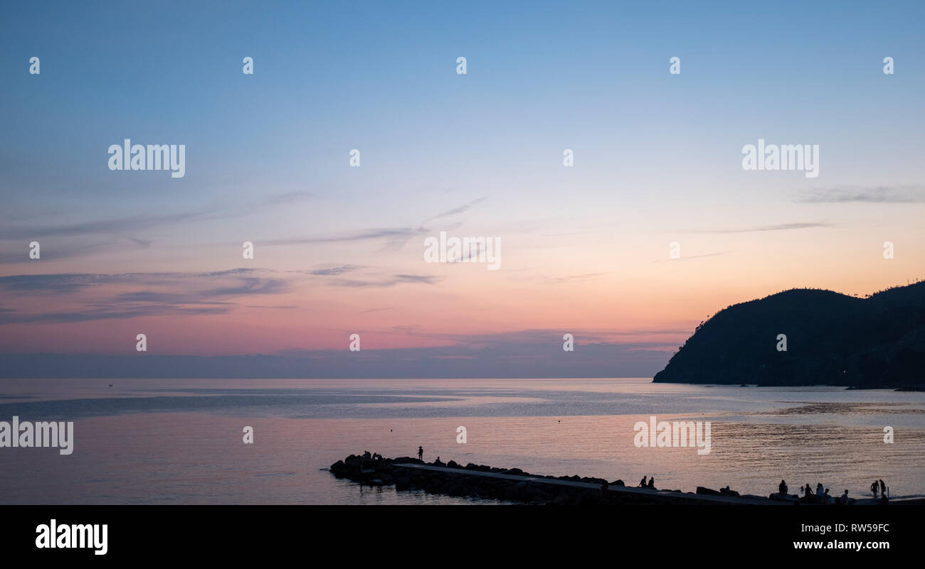 Scenic sera conuna vista mare calmo rosy sky Foto Stock