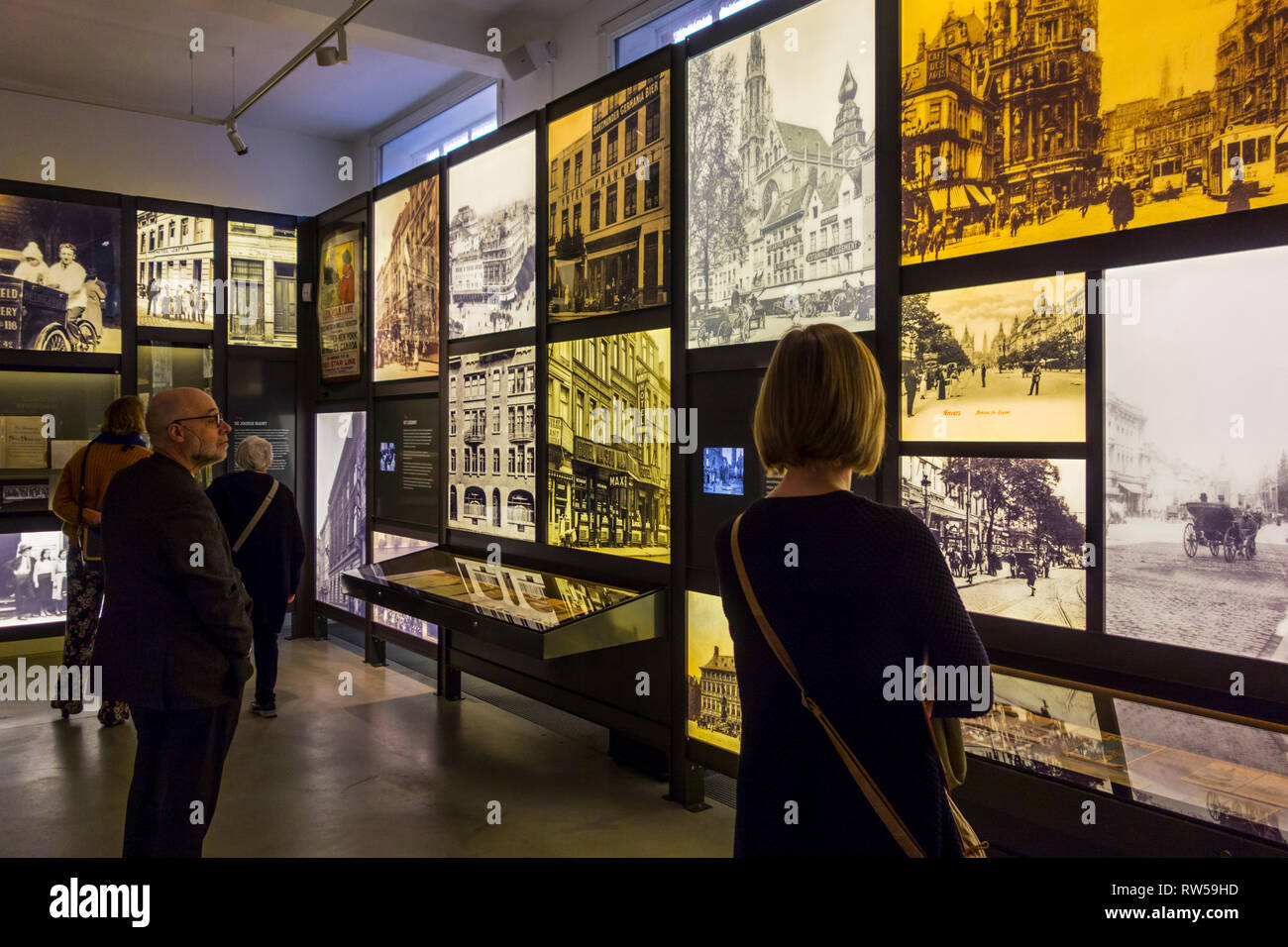 Per i visitatori in cerca di vecchie fotografie nella Red Star Line museo nel porto di Anversa, nelle Fiandre, in Belgio Foto Stock