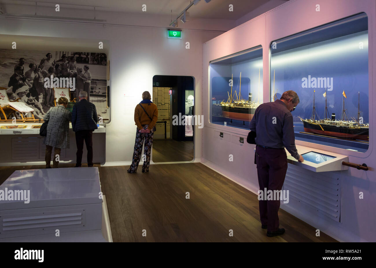 I turisti che visitano la Red Star Line museo europeo circa l emigrazione verso gli Stati Uniti nel porto di Anversa, nelle Fiandre, in Belgio Foto Stock