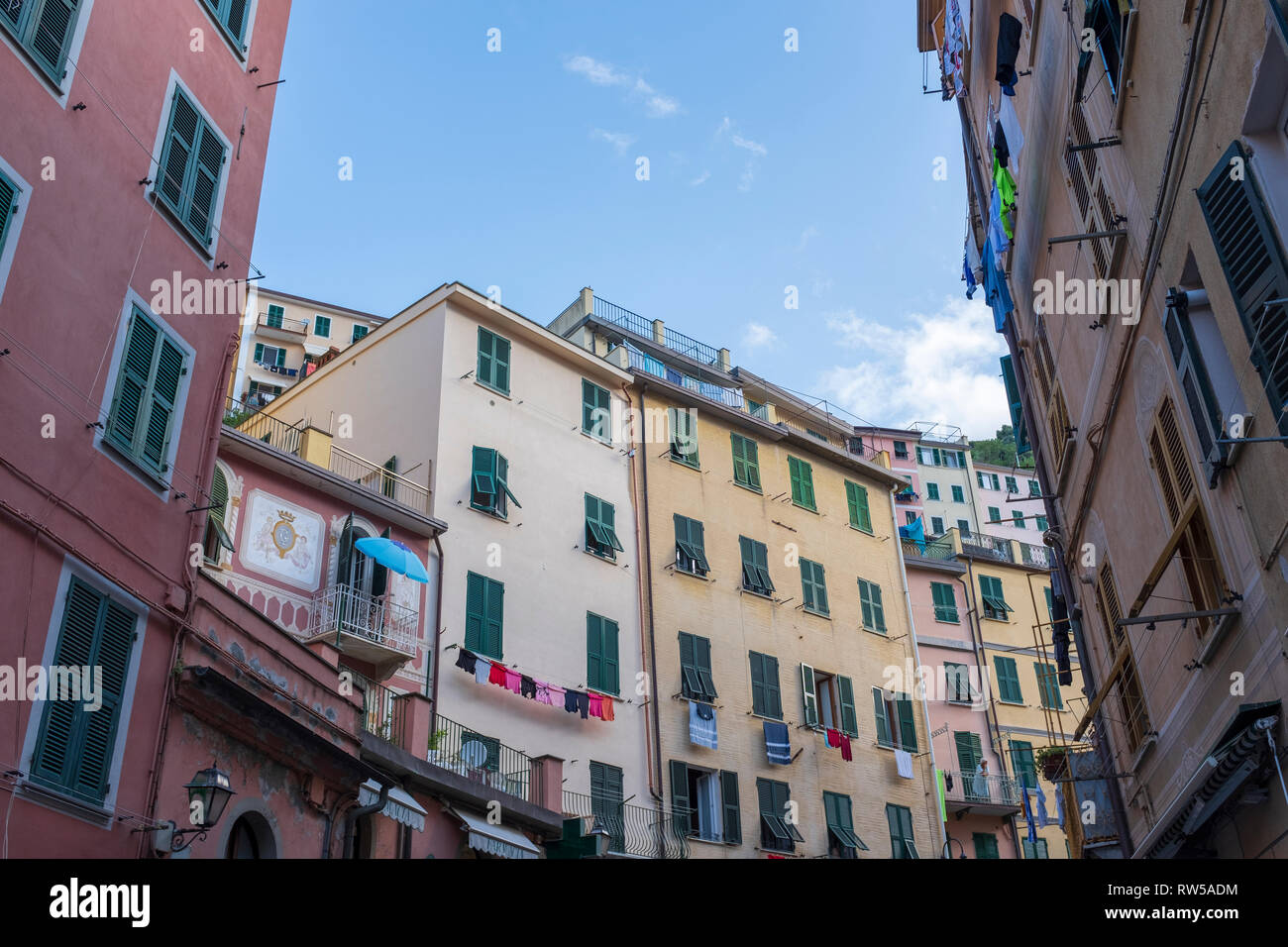 Riomaggiore, una piccola città in Cinque Terre, Italia Foto Stock