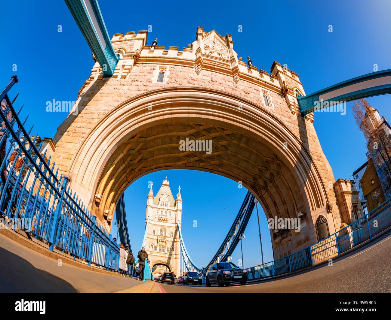Celebre architettura del Tower Bridge di Londra in un giorno. Inghilterra Foto Stock
