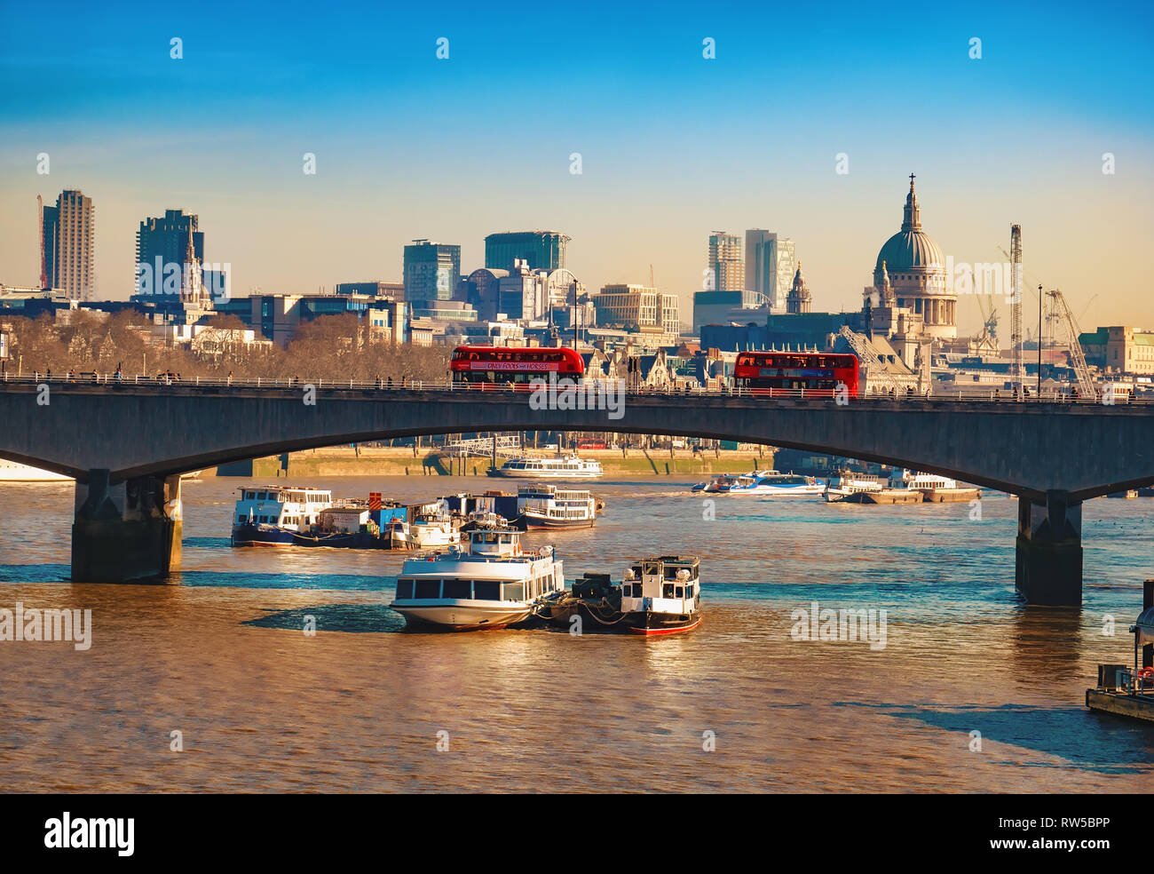 London, England, Regno Unito - 25 Febbraio 2019: Cityscape vista con il Blackfriars bridge e il famoso Tamigi a Londra in un giorno Foto Stock