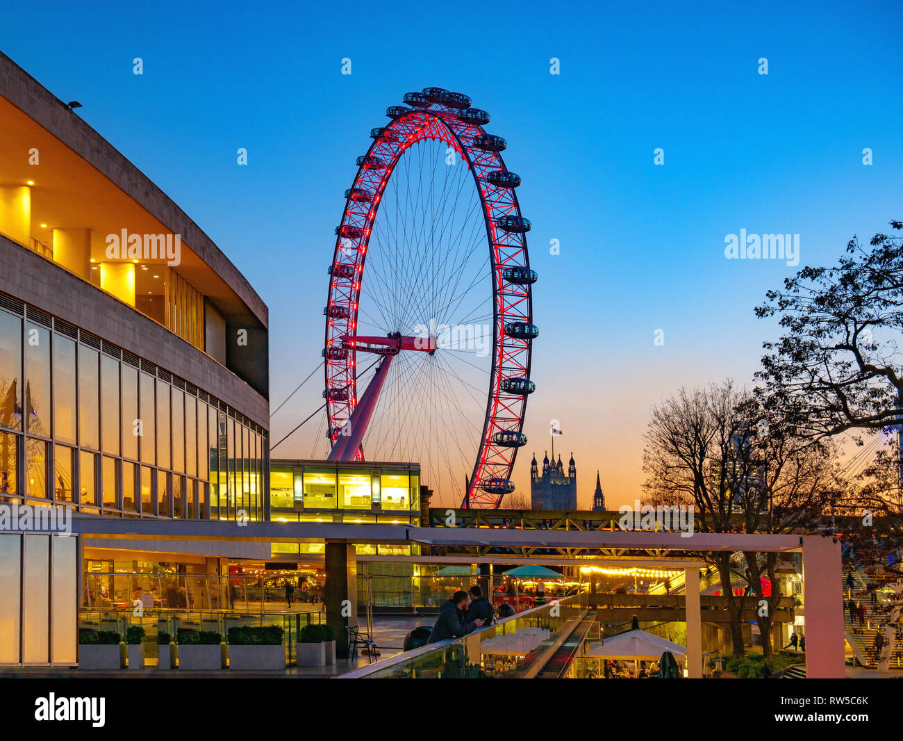 Vista città e la famosa Ruota di Londra in serata luci in Inghilterra - UK Foto Stock