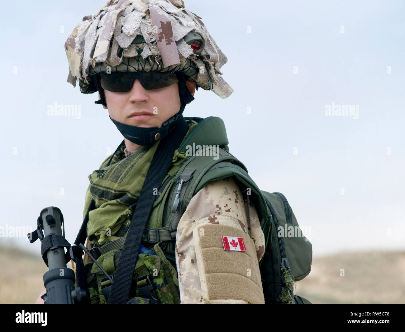 Soldato canadese nel deserto tenuta uniforme il suo fucile. Foto Stock