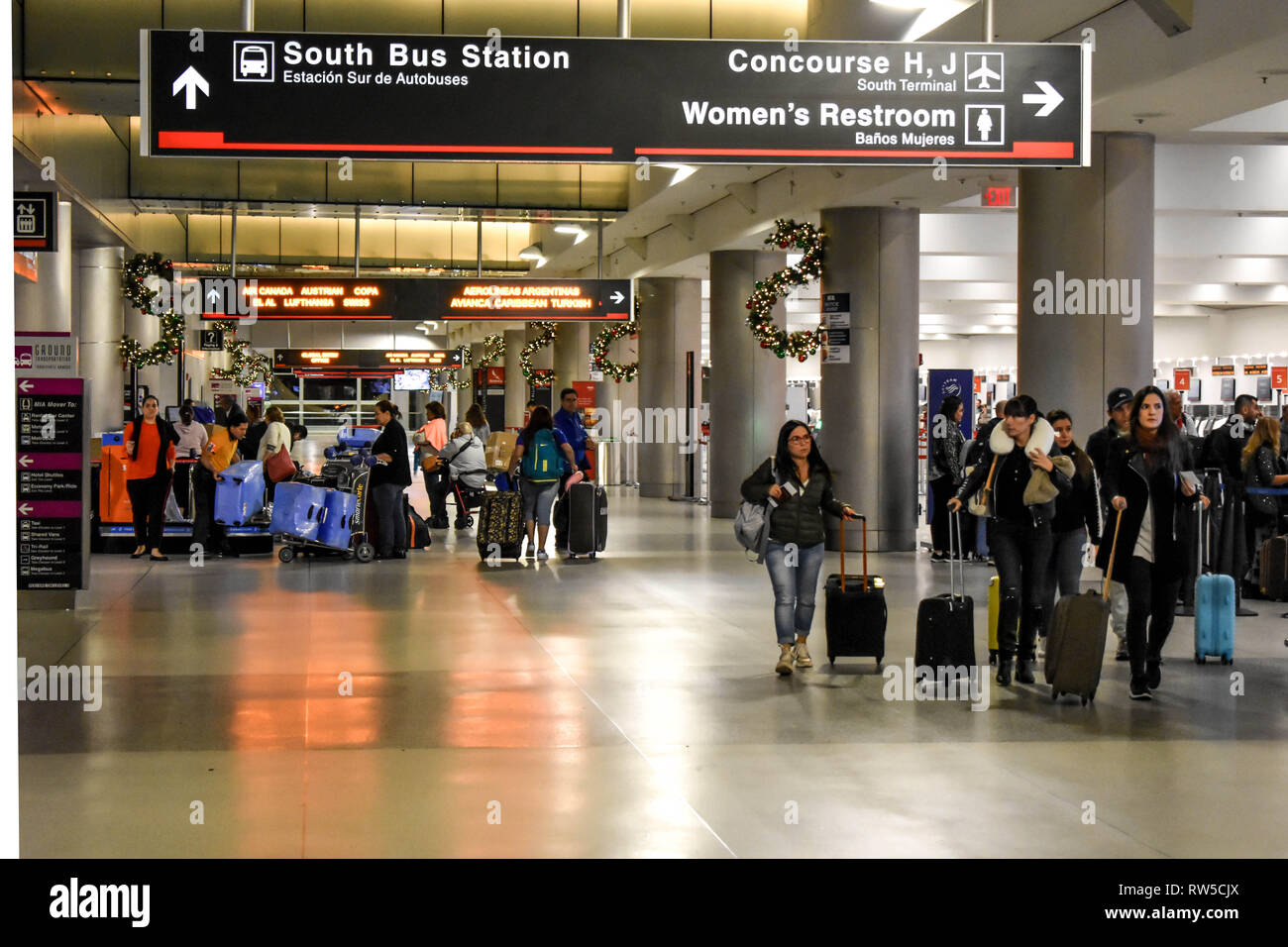 Miami, Florida. Gennaio 05, 2019. La gente che camminava con le valigie e il sud alla stazione degli autobus firmare all'Aeroporto Internazionale di Miami. Foto Stock