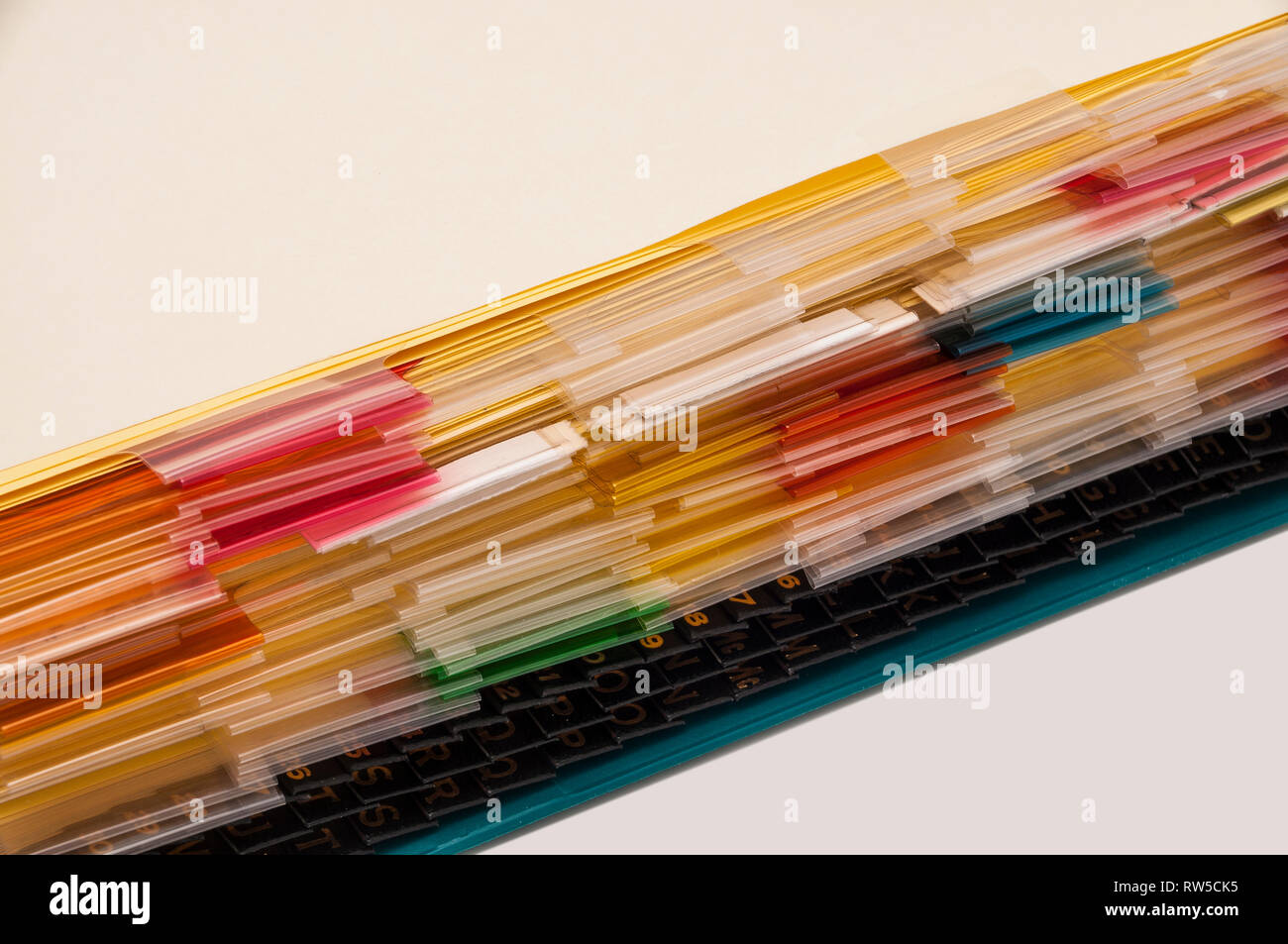 Divisori di indice in un 3-ring di notebook. Foto Stock