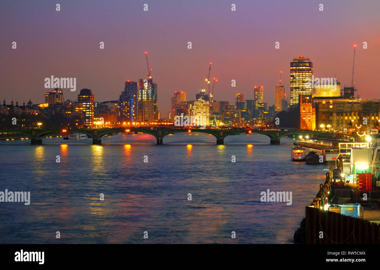 Westminster Bridge illuminato di sera le luci e la città di Londra in Inghilterra, Regno Unito Foto Stock