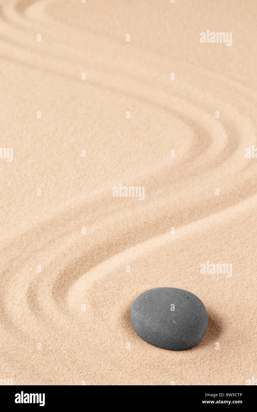 Spa Wellness per la vita interiore e la salute spirituale. Meditazione Zen Stone per il relax. Il concetto di purezza per equilibrio e armonia. Sfondo con rake s Foto Stock