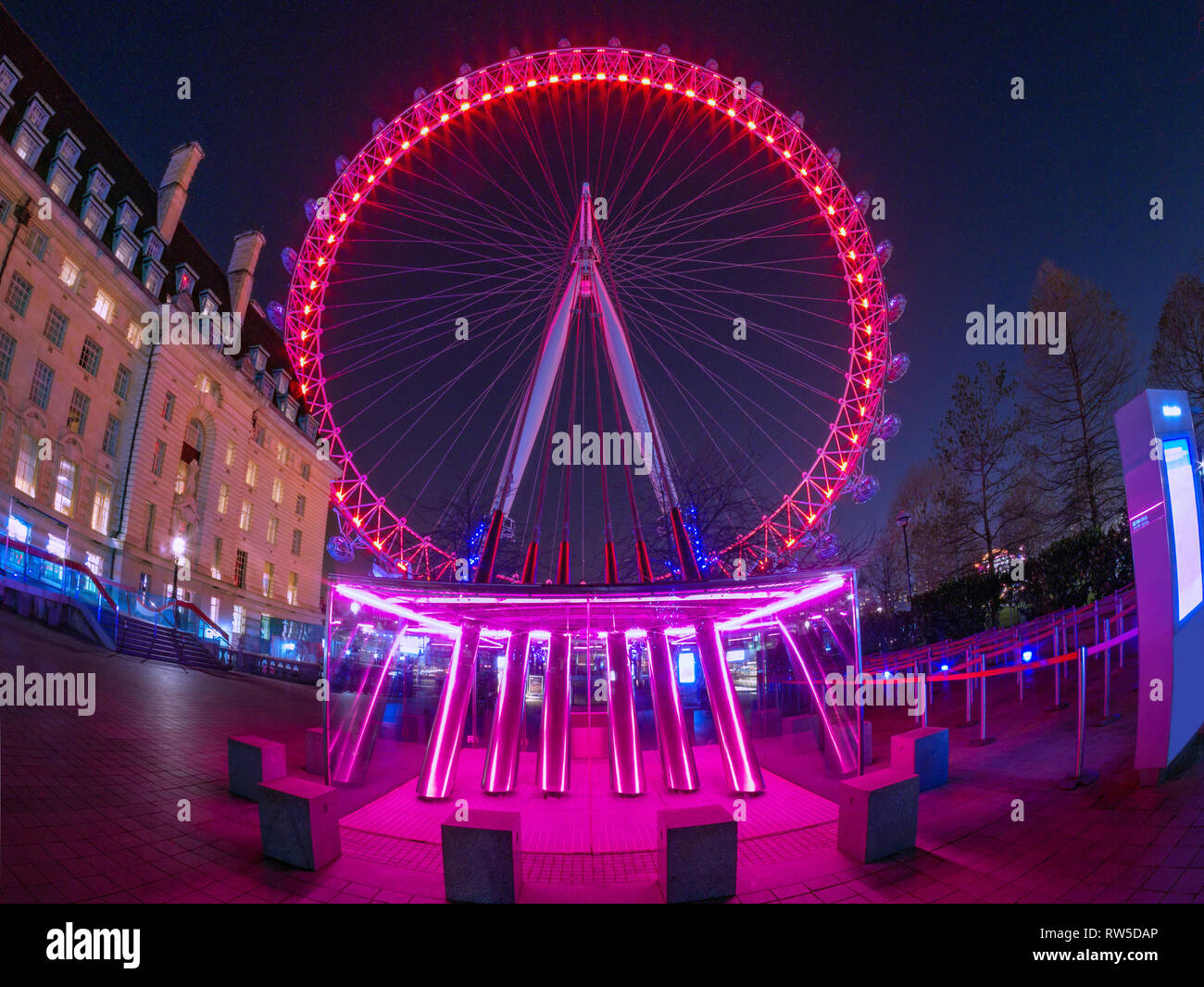 London, England, Regno Unito - 27 Febbraio 2019: scena notturna con ampia vista del famoso London Eye contro il cielo pieno di stelle, illuminata di notte Foto Stock