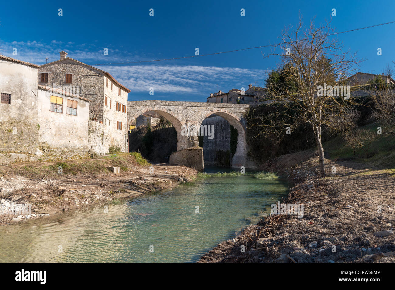 Il ponte medievale sul fiume Metauro in Mercatello sul Metauro (Pesaro-Urbino provincia) Foto Stock