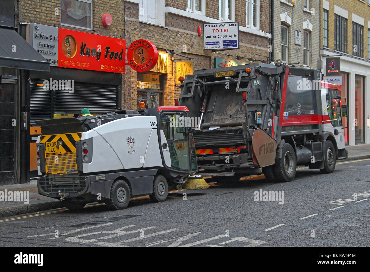 London, Regno Unito - 10 Gennaio 2010: Street Sweeper Macchina per la pulizia e la grande camion in Londra, Regno Unito. Foto Stock