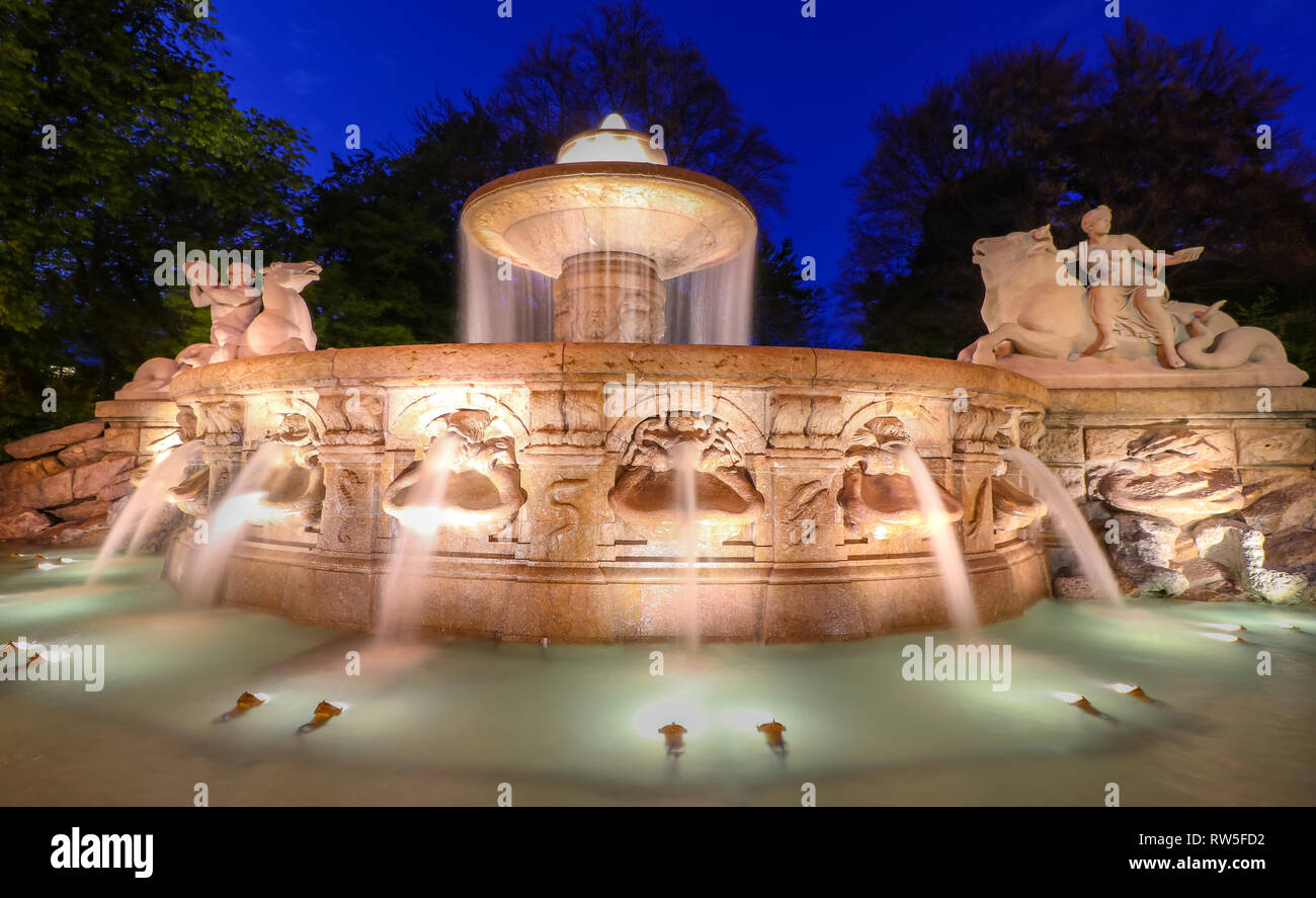 Fontana pubblica illuminazione in Monaco di notte, wittelsbacher brunet, viaggio in Baviera Foto Stock