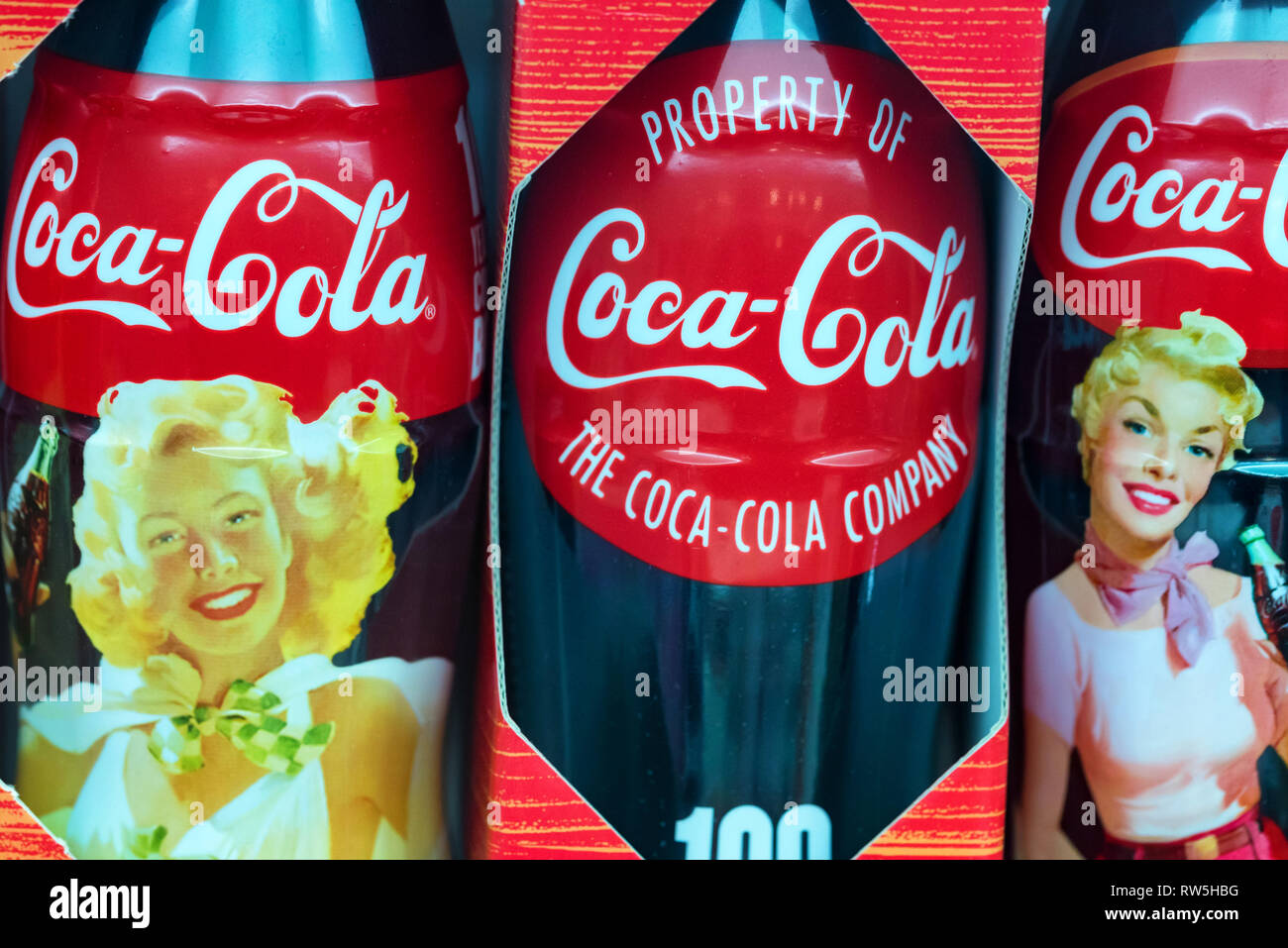 KULESHOVKA, Russia - 13 dicembre 2018: Souvenir Bottiglia di Coca Cola in museo Foto Stock