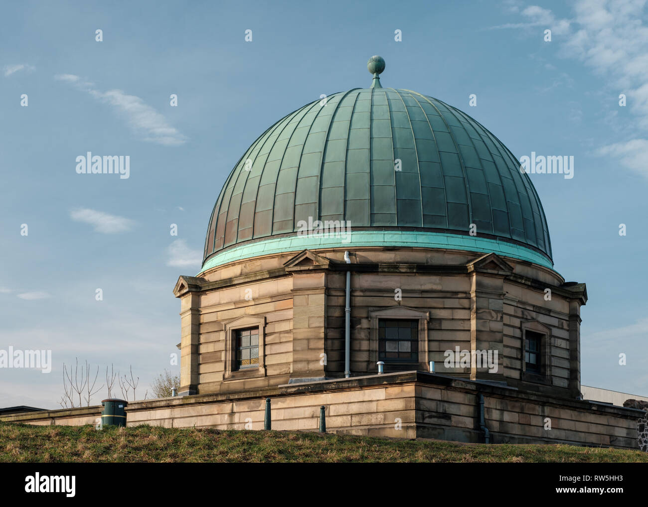 La cupola dell'Osservatorio di Edimburgo sulla Carlton Hill in una giornata di sole, Edimburgo, Scozia Foto Stock