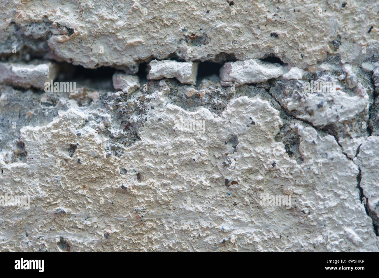 Distruzione in costruzione in cemento armato. Difetti in corrispondenza della giunzione di elementi strutturali della parete Foto Stock
