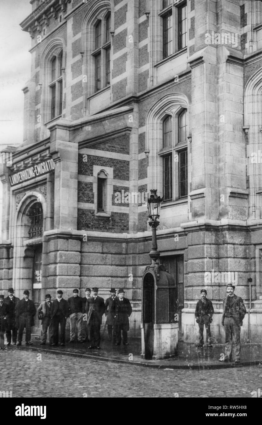 1910 foto del Bureau per l emigrazione nel porto di Anversa, nelle Fiandre, in Belgio Foto Stock