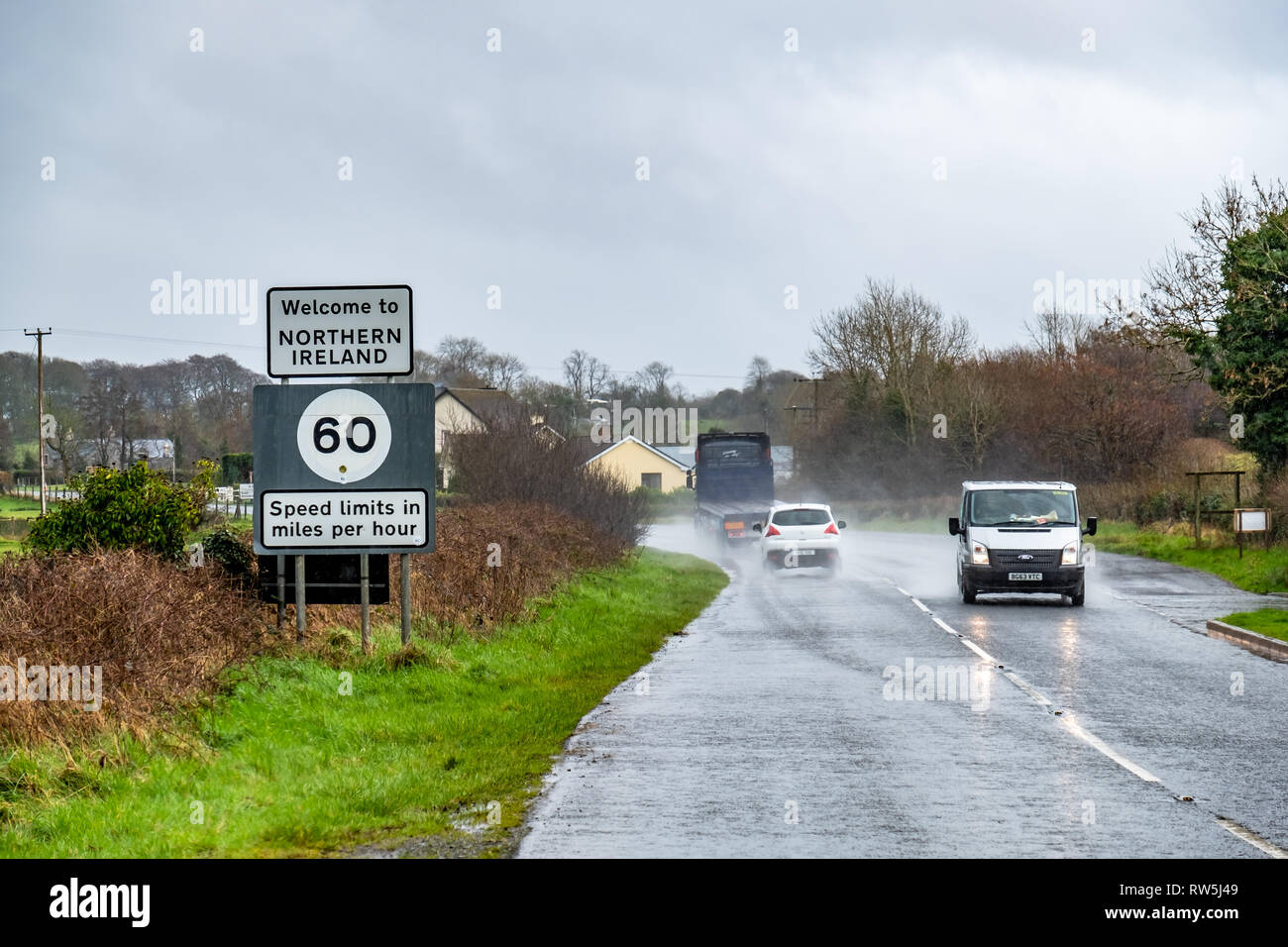 PETTIGO / IRLANDA - marzo 03 2019 : segni che mostra il confine della Repubblica di Irlanda e Irlanda del Nord. Foto Stock