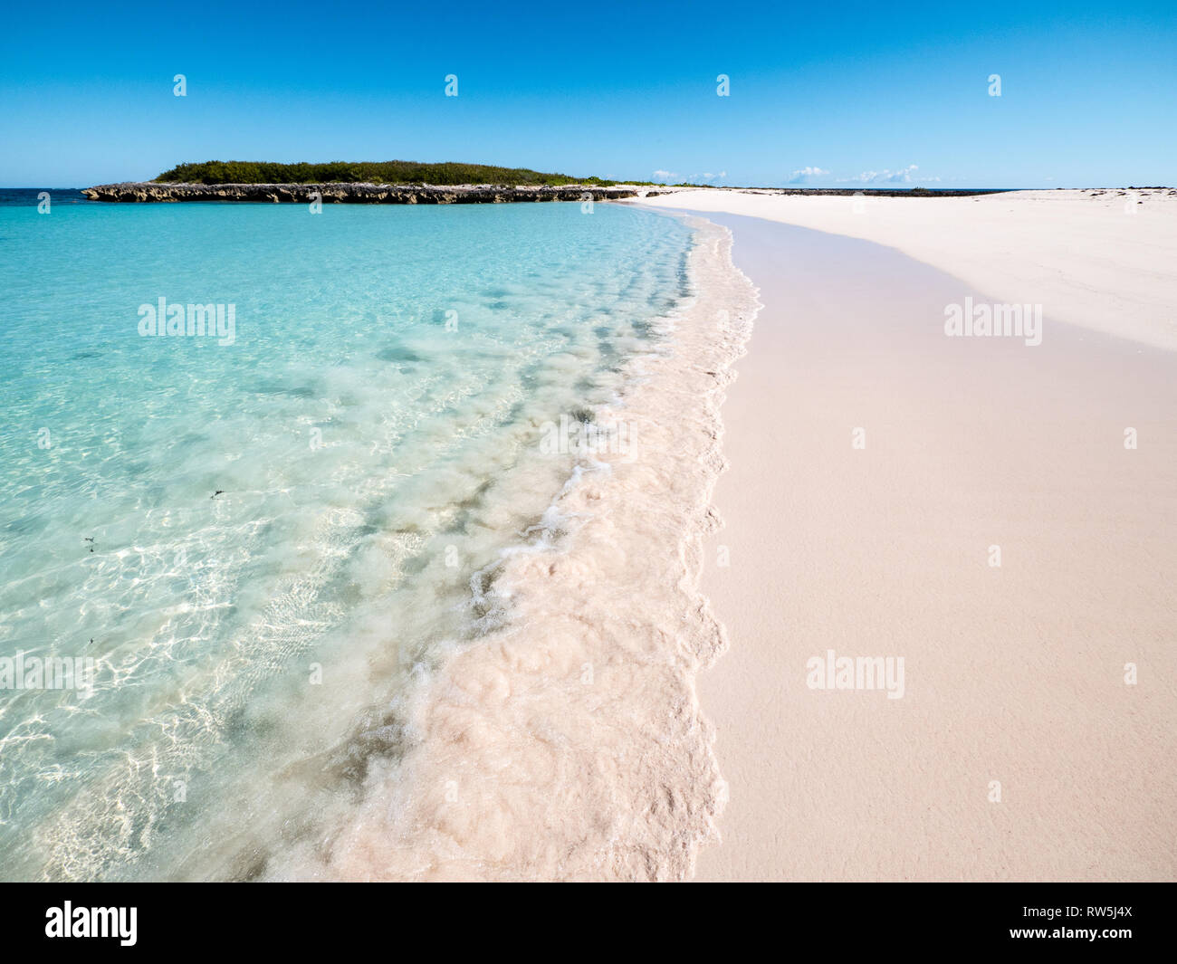 Ondata di colpire riva sabbiosa spiaggia pulita, letti calette di spiaggia, Eleuthera, Bahamas, dei Caraibi. Foto Stock